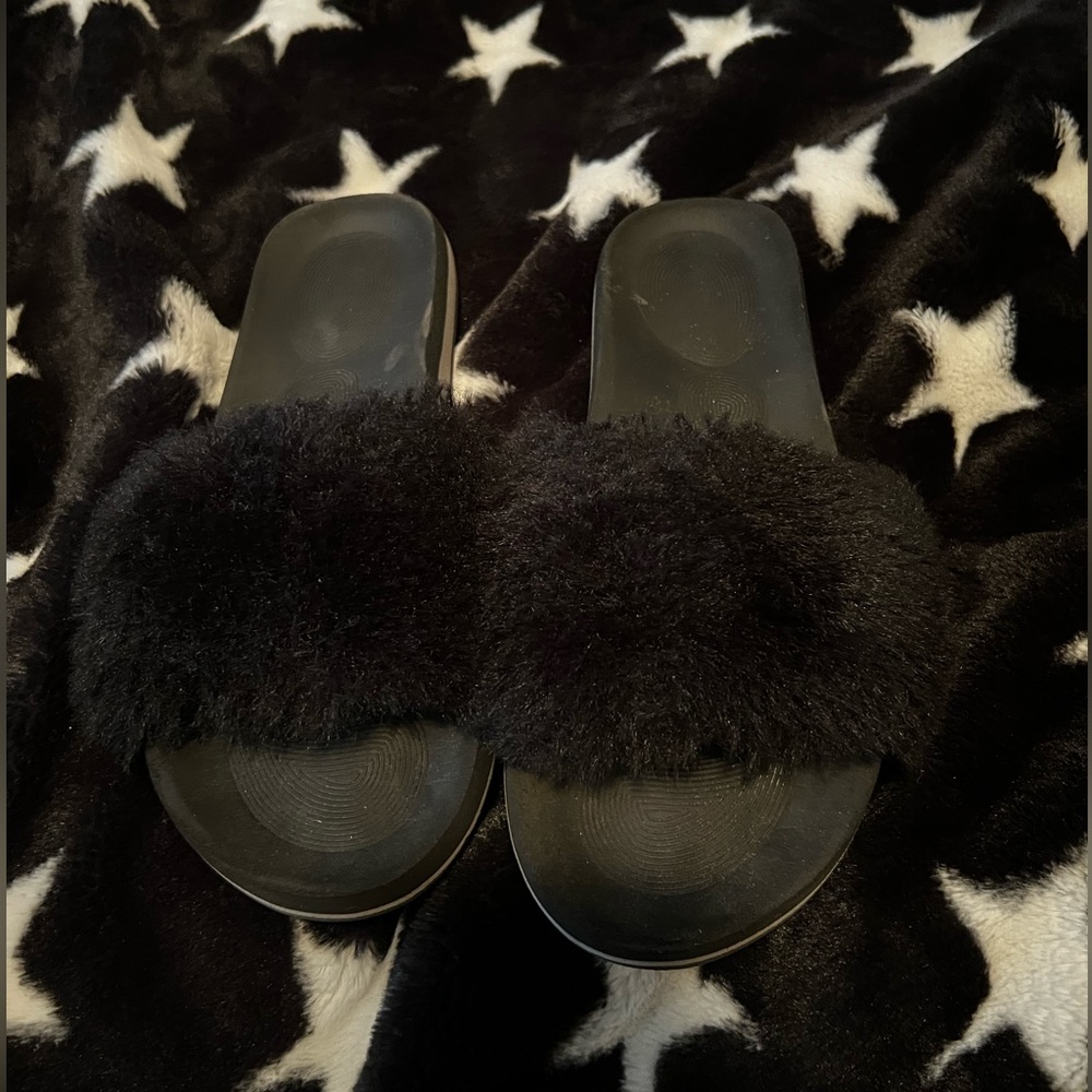 Black fluffy slippers only worn a couple times women’s size 8